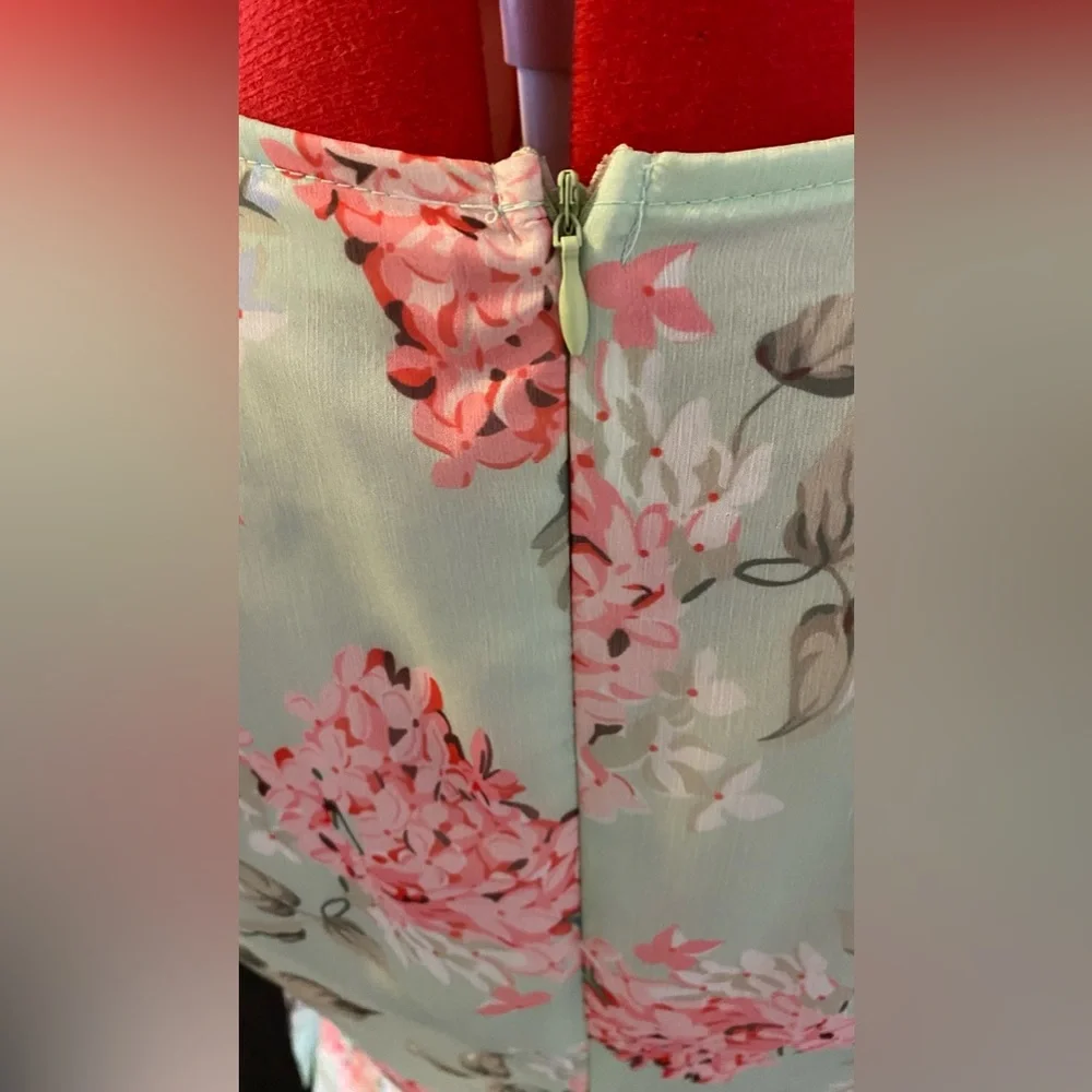 Size 12 - SAINTS + SECRETS Minty floral floaty mini dress - Picture 13 of 15